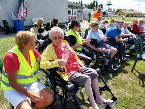 Bewoners Rustenhove wandelen naar het parachutisten-springweekend in Moorsele